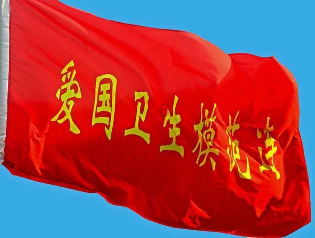 贴窗花 公交车厢年味浓